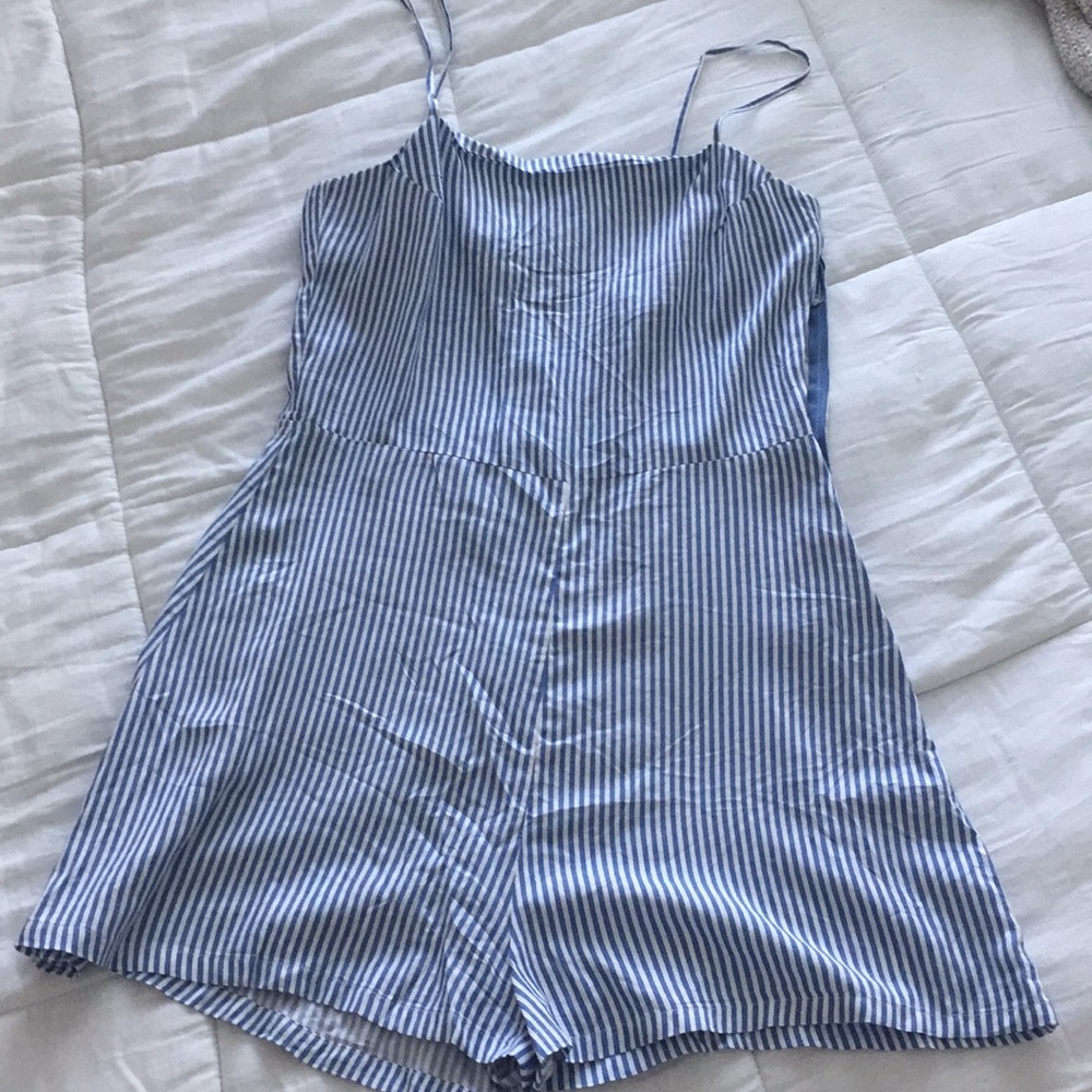 cute striped romper!